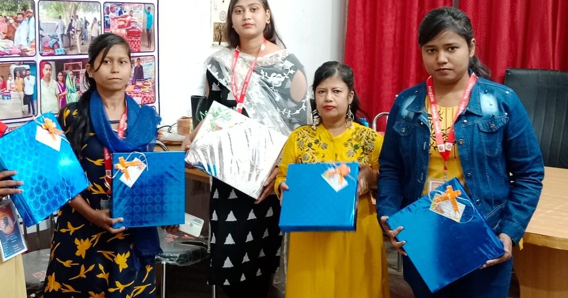 अंतरराष्ट्रीय महिला दिवस पर उपहार लिए युवतियां