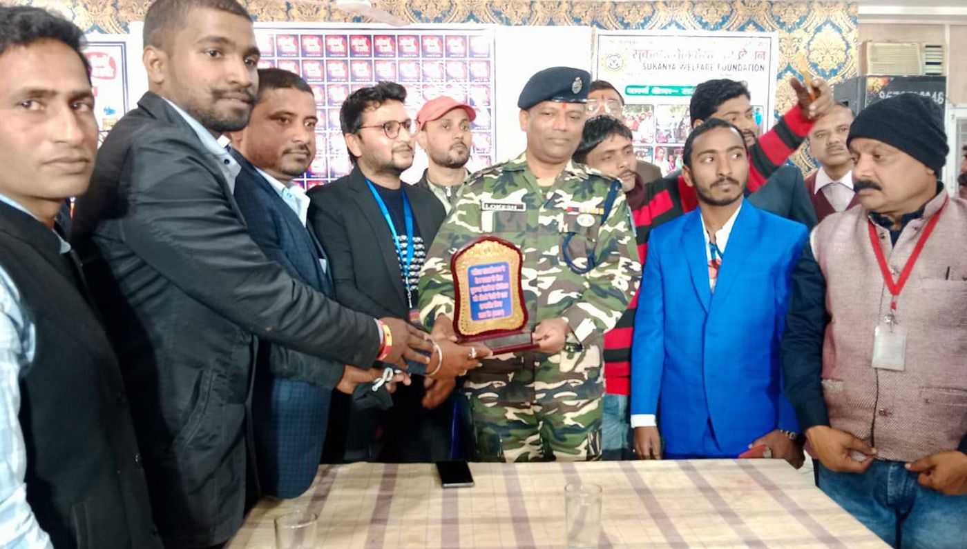 कमांडेंट के हाथों मोमेंटो लेते संगठन के सदस्य