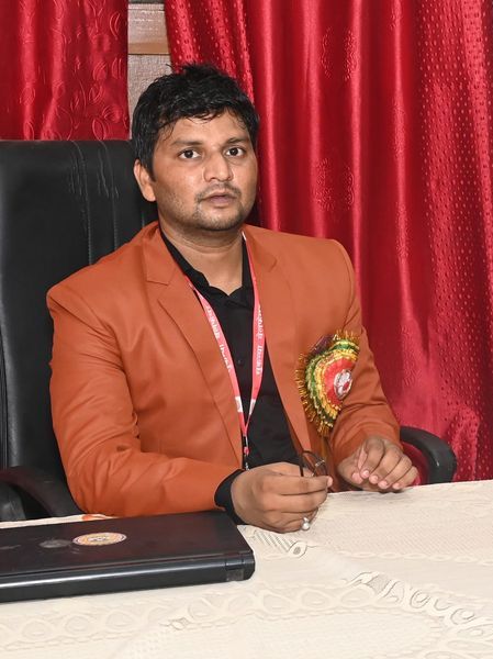 संस्थापक श्री सनोज कुमार अपने कार्यालय में