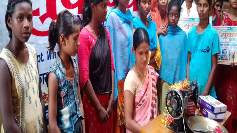 सिलाई मशीन के साथ प्रशिक्षण लेती गांव की बच्चियां
