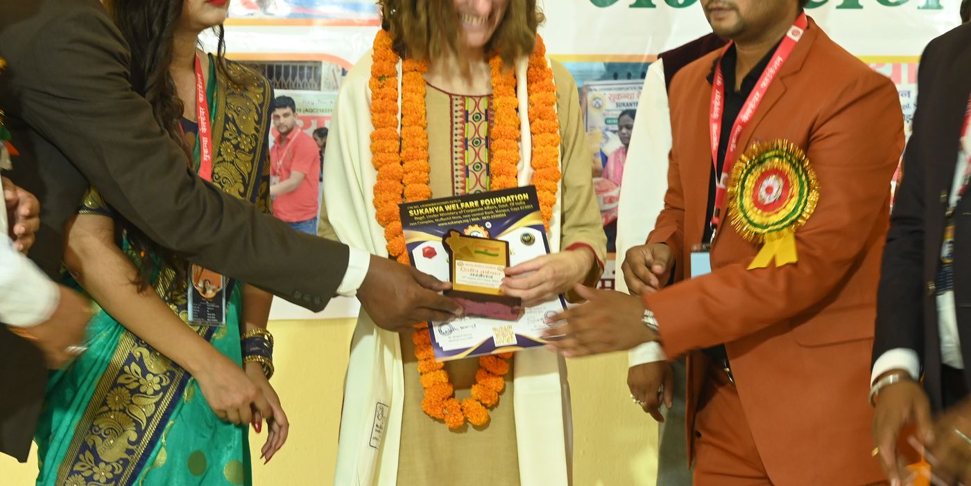 गेंदे की माला पहने अतिथि को सम्मान देते निदेशक