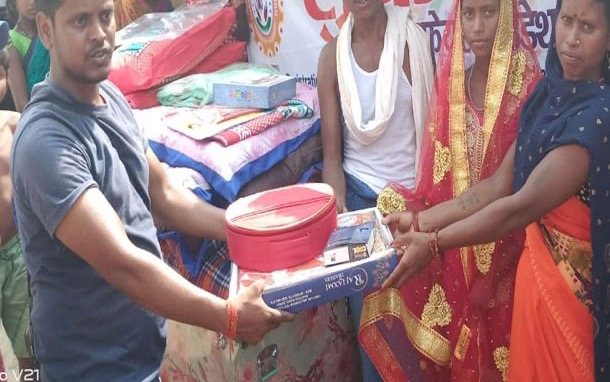 शादी से पहले कन्या के परिवार को विदाई सामग्री देते संगठन के पदाधिकारी
