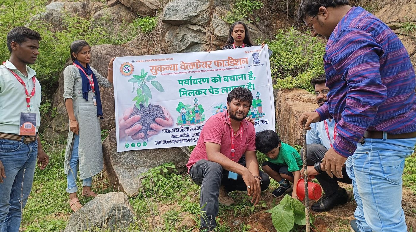 पर्यावरण अभियान में पौधा लगाते सुकन्या के सदस्य